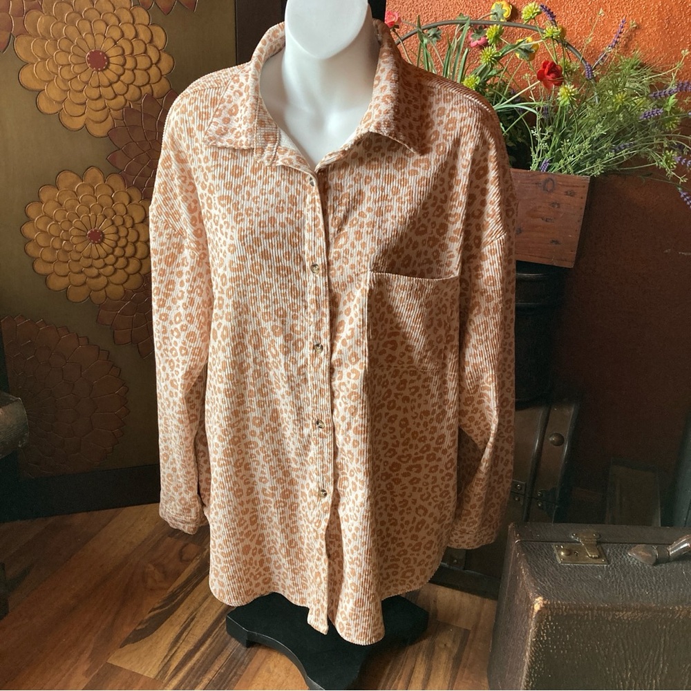 Daytrip Size Medium long sleeve cream tan pattern corduroy boxy shirt